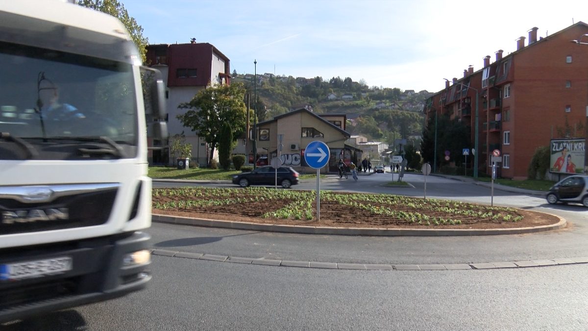 JESENJI DEKOR NA KRUŽNIM TOKOVIMA U VOGOŠĆI
