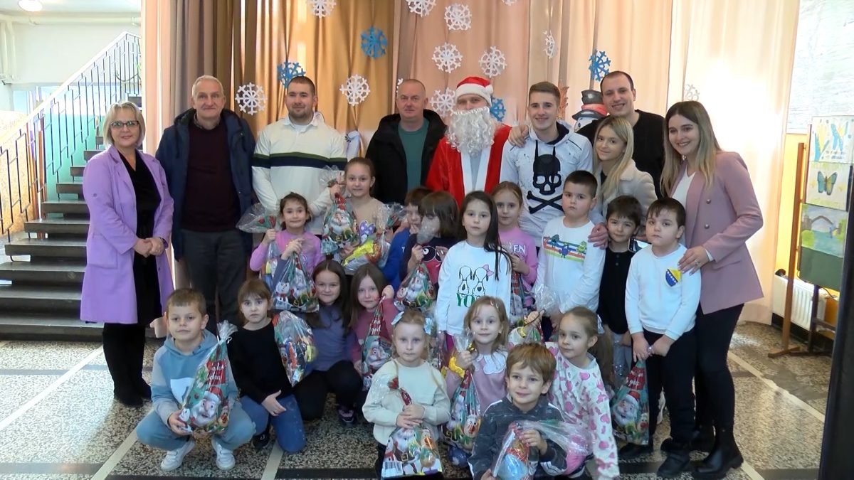 VESELI KARAVAN I DJED MRAZ PAKETIĆIMA OBRADOVALI PRVAČIĆE U ŠKOLAMA NA GORI I U SEMIZOVCU