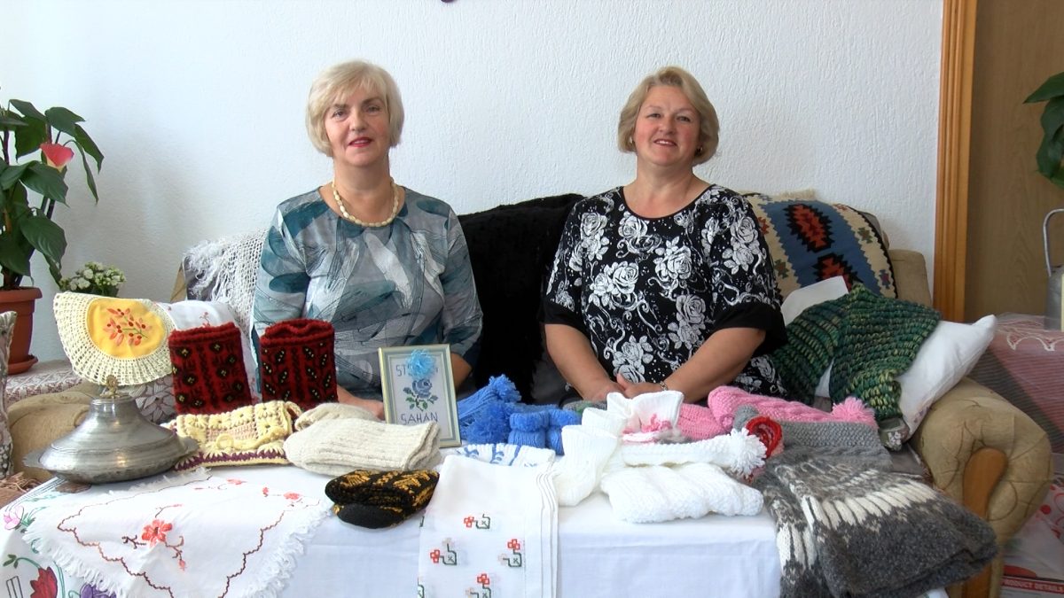 ČLANICE UDRUŽENJA „SAHAN“ AIDA ŠEJTO I SENADA ČENGIĆ JOŠ UVIJEK PLETU, HEKLAJU I VEZU