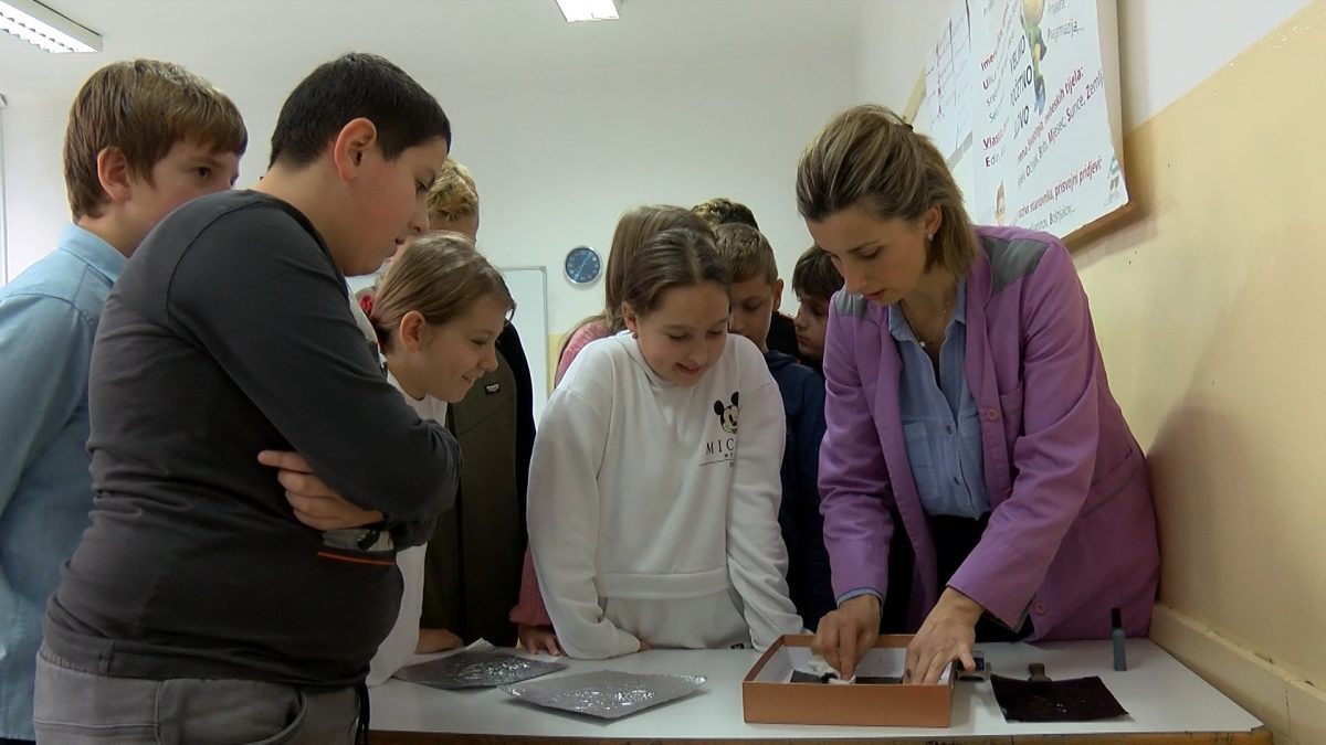 UČITELJICA ZLATA BJELICA VJEŠTINU SLIKANJA NA ALU FOLIJI PRENOSI I NA UČENIKE