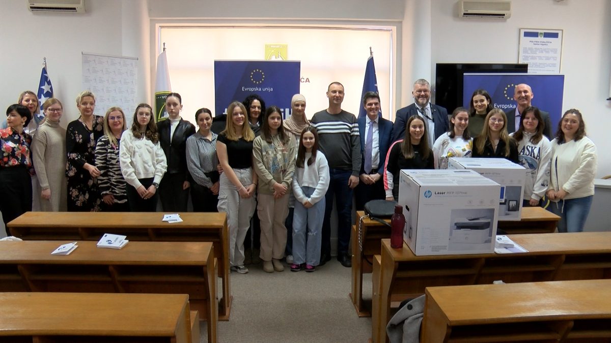 EU DODIJELILA IT OPREMU ZA ČETIRI ŠKOLE UČESNICE PROJEKTA „VOLONTIRANJE JE COOL!“