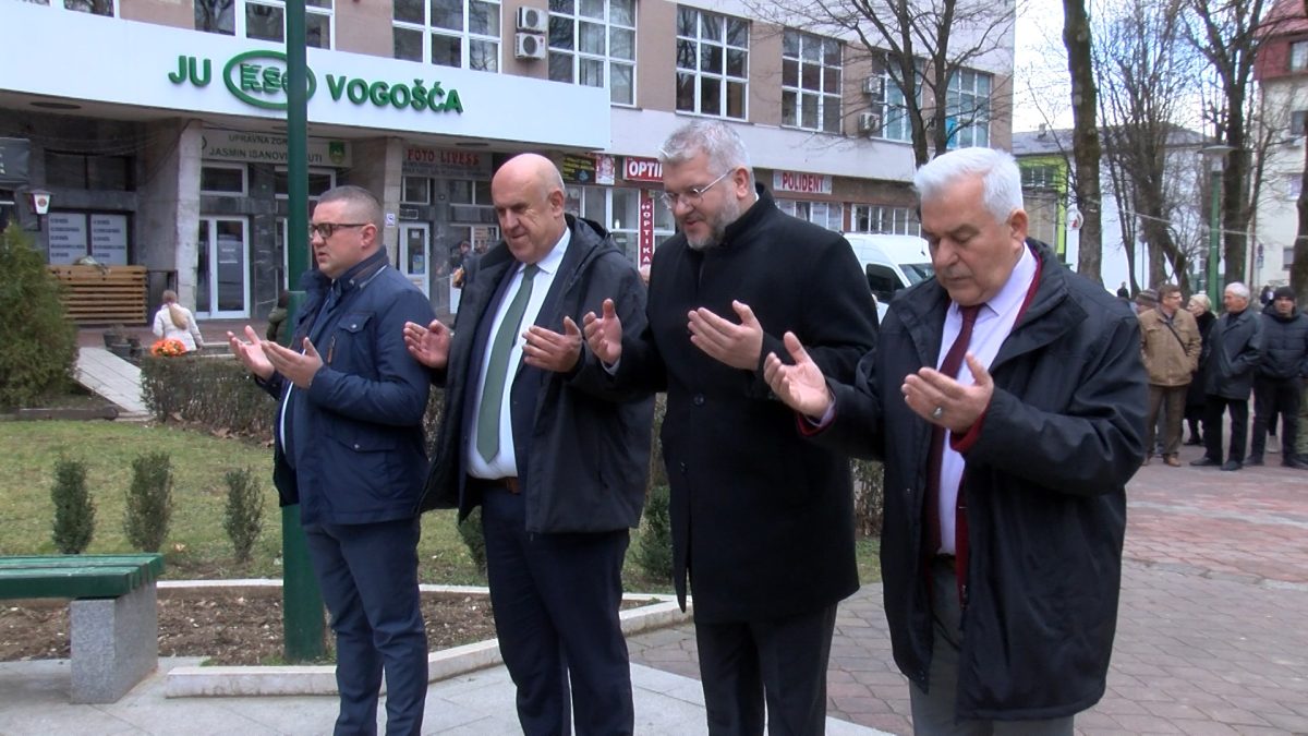 POVODOM DANA REINTEGRACIJE OPĆINE VOGOŠĆA POLOŽENO CVIJEĆE NA SPOMEN OBILJEŽJIMA