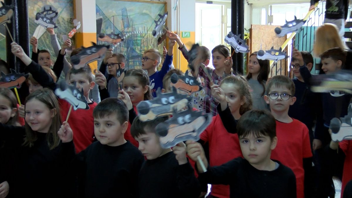 SEMIZOVAČKI OSNOVCI PRIKLADNO OBILJEŽILI GODIŠNJICU POČETKA XIV ZIMSKIH OLIMPIJSKIH IGARA U SARAJEVU