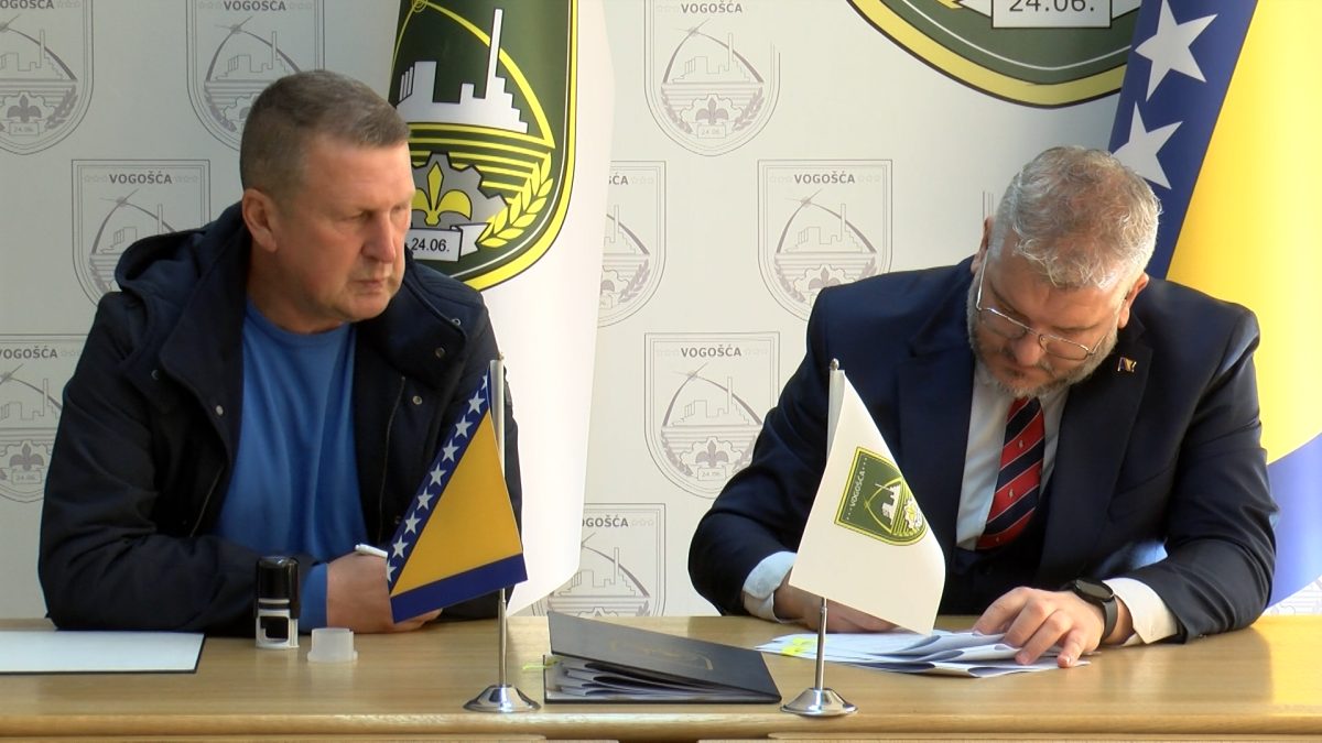 POTPISAN UGOVOR O IZVOĐENJU RADOVA NA REKONSTRUKCIJI TERENA SA VJEŠTAČKOM TRAVOM NA STADIONU “HAKIJA MRŠO”