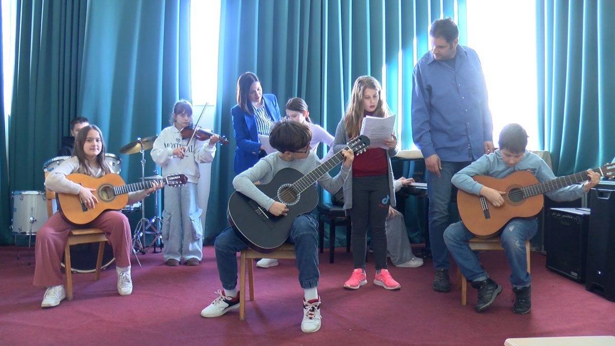 PODRUČNO ODJELJENJE OSNOVNE MUZIČKE ŠKOLE “MLADEN POZAJIĆ” U VOGOŠĆI SVOJA VRATA OTVARA NOVIM POLAZNICIMA
