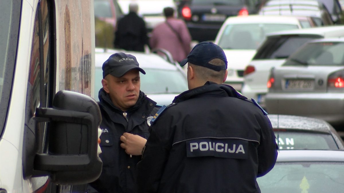 SVAKO UNIŠTAVANJE JAVNIH DOBARA  SMATRA SE PREKRŠAJEM PROTIV JAVNOG REDA I MIRA