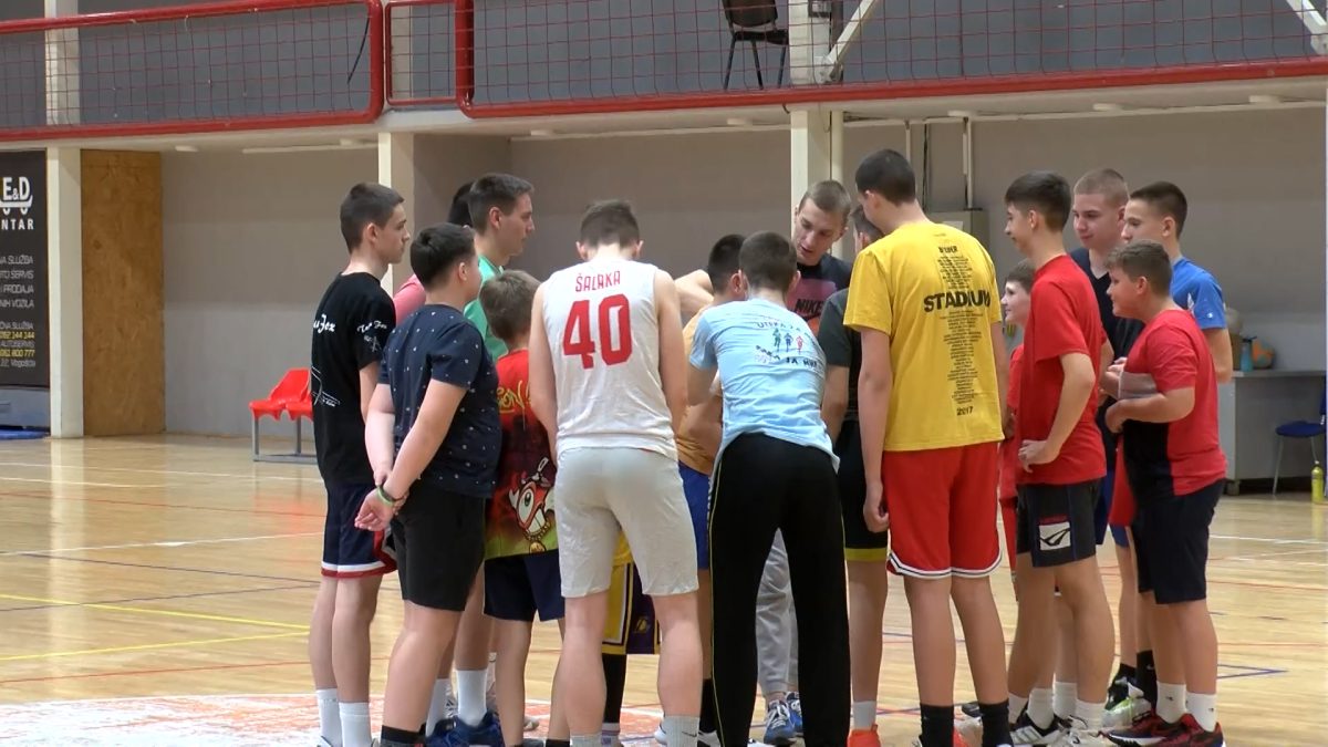KOŠARKAŠKI KLUBA VOGOŠĆA REDOVNO ODRŽAVA TRENINGE ŠKOLE KOŠARKE ZA NAJMLAĐE DJEČAKE