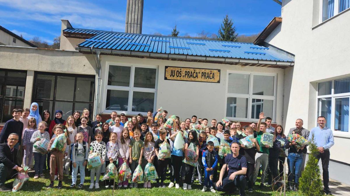 AKCIJA SEKCIJE „ DJEČIJI OSMIJEH“ : UČENICI IZ PRAČE OBRADOVANI SLATKIŠIMA I ŠKOLSKIM PRIBOROM