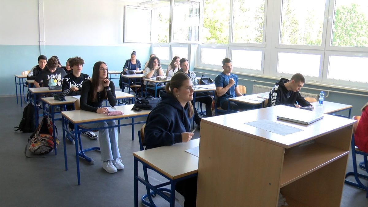 VOGOŠĆANSKI GIMNAZIJALCI PORUČUJU BUDUĆIM KOLEGAMA: PRIDRUŽITE NAM SE OVA ŠKOLA JE SUPER!