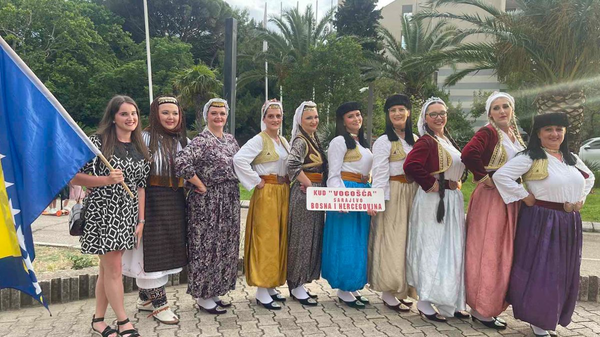 ČLANICE REKREATIVNOG ANSAMBLA KUD-A VOGOŠĆA NEDAVNO UČESTVOVALE NA SUSRETU HOROVA I REKREATIVACA FOLKLORA U BARU