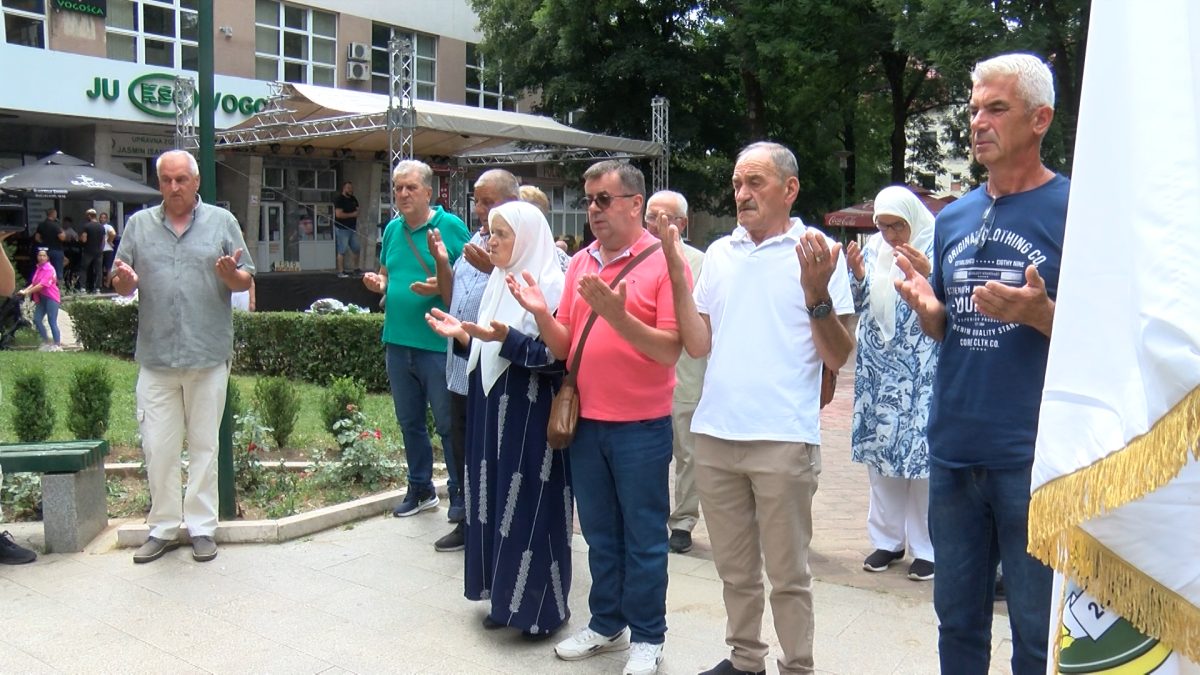 DAN OPĆINE VOGOŠĆA: PROČITANA IMENA ŠEHIDA I POLOŽENO CVIJEĆE NA SPOMEN OBILJEŽJIMA U VOGOŠĆI