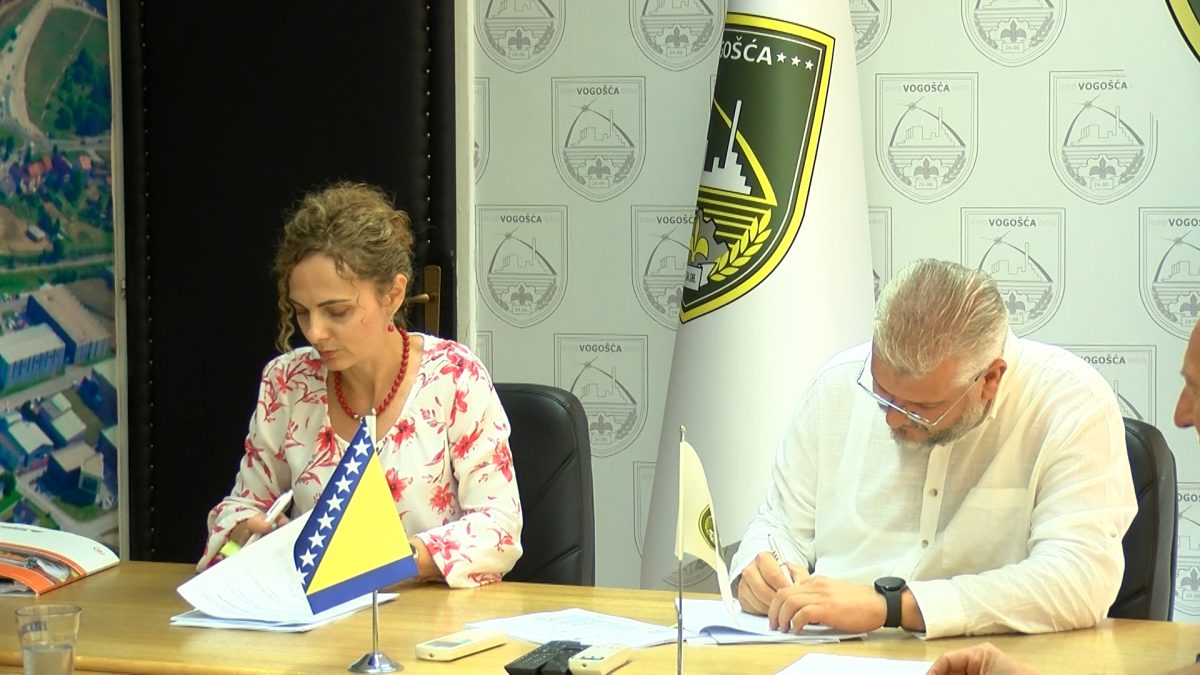POTPISAN UGOVOR ZA IZVOĐENJE RADOVA NA IZGRADNJI PRIMARNE I SEKUNDARNE, KIŠNE I FEKALNE KANALIZACIJE U NASELJU HOTONJ IV