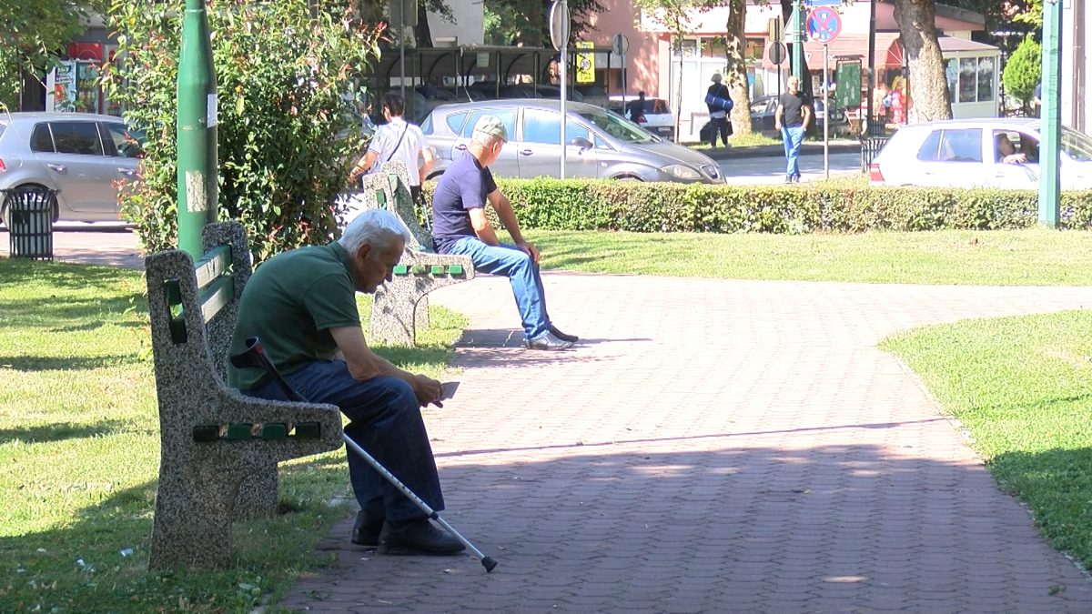 U FBiH POČELA ISPLATA PENZIJA ZA JUNI, PENZIONERI POTPISUJU PETICIJU ZA IZMJENE ZAKONA O MIO