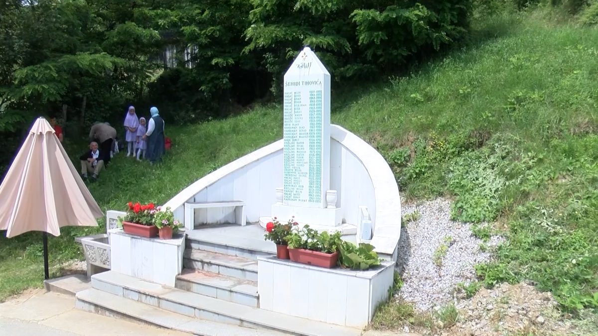 SUTRA OBILJEŽAVANJE 32. GODIŠNJICE STRADANJA BOŠNJAKA U TIHOVIĆIMA