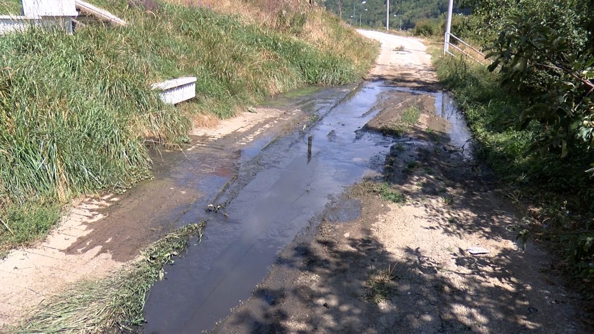FEKALIJE U KRIVOGLAVCIMA II UGROŽAVAJU SPOMENIK NOR-a, GLAVNU SAOBRAĆAJNICU I ŠIRE STRAH OD ZARAZE, NAJAVLJENA SANACIJA KVARA NA LOKALNOM KANALIZACIONOM PRIKLJUČKU