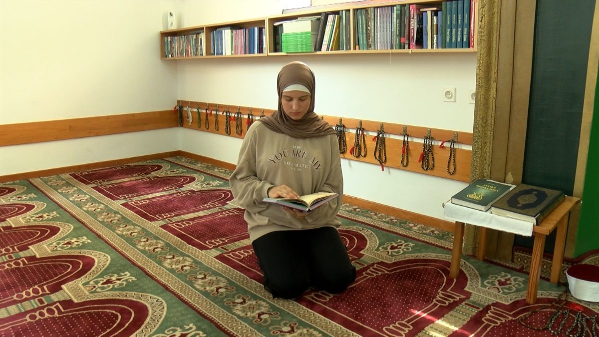 U MEKTEBU UGORSKO HATMU ZAVRŠILA ILAYDA DEMIR