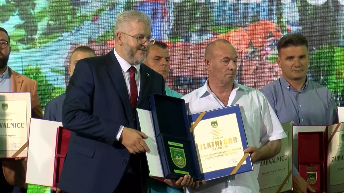 “ZLATNI GRB SA PLAKETOM“ OPĆINE VOGOŠĆA  URUČEN SPOMEN SOBI ŠEHIDIMA I POGINULIM BORCIMA OPĆINE VOGOŠĆA