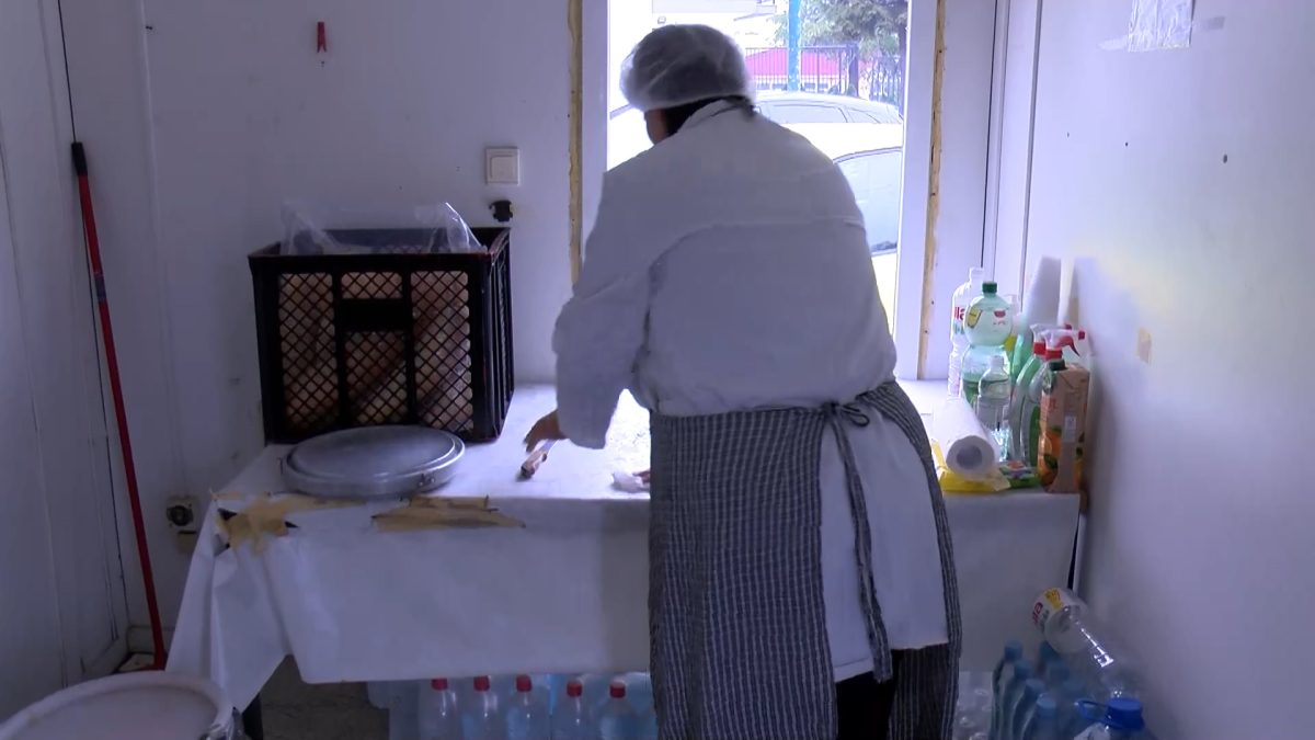 NA PUNKTU KUHINJE CRVENOG KRIŽA JEDNODNEVNI OBROCI ZA 107 KORISNIKA