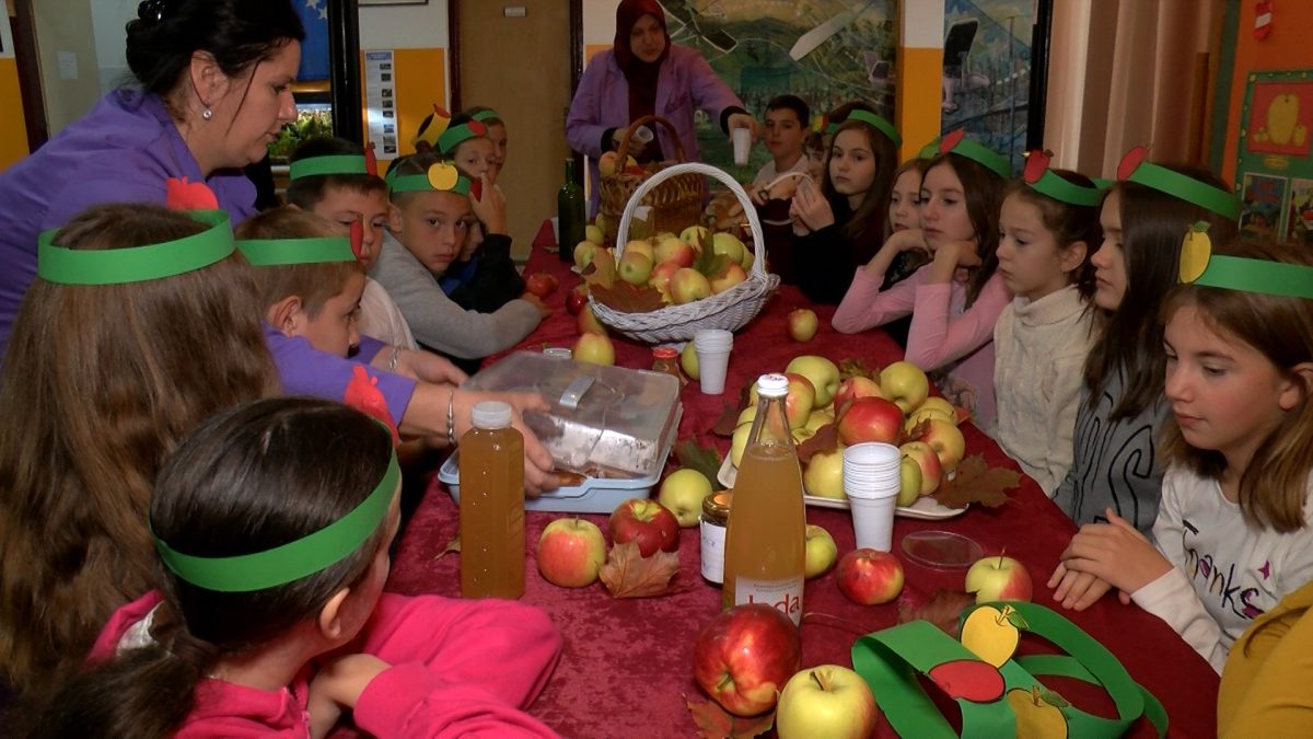 DAN JABUKE OBILJEŽILI SU VRIJEDNI UČENICI OŠ “PORODICE ef. RAMIĆ”