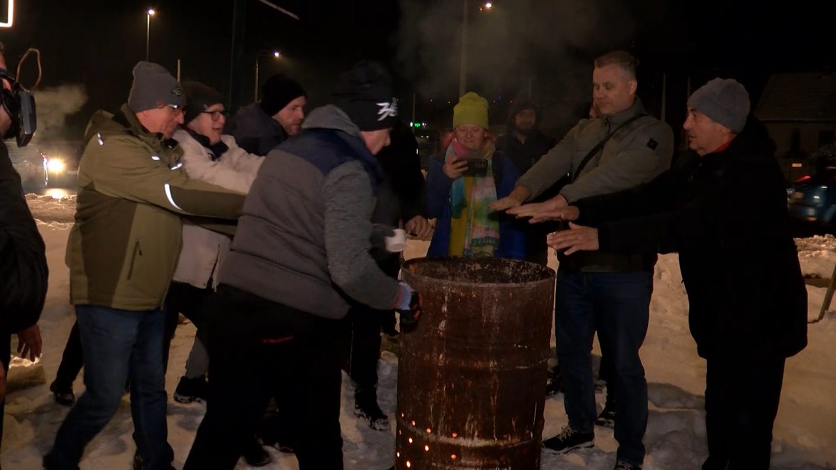 PROMRZLI I OGORČENI STANOVNICI VOGOŠĆE SINOĆ SU, KAKO BI SE UGRIJALI, ORGANIZOVALI PALJENJE VATRE NA OTVORENOM