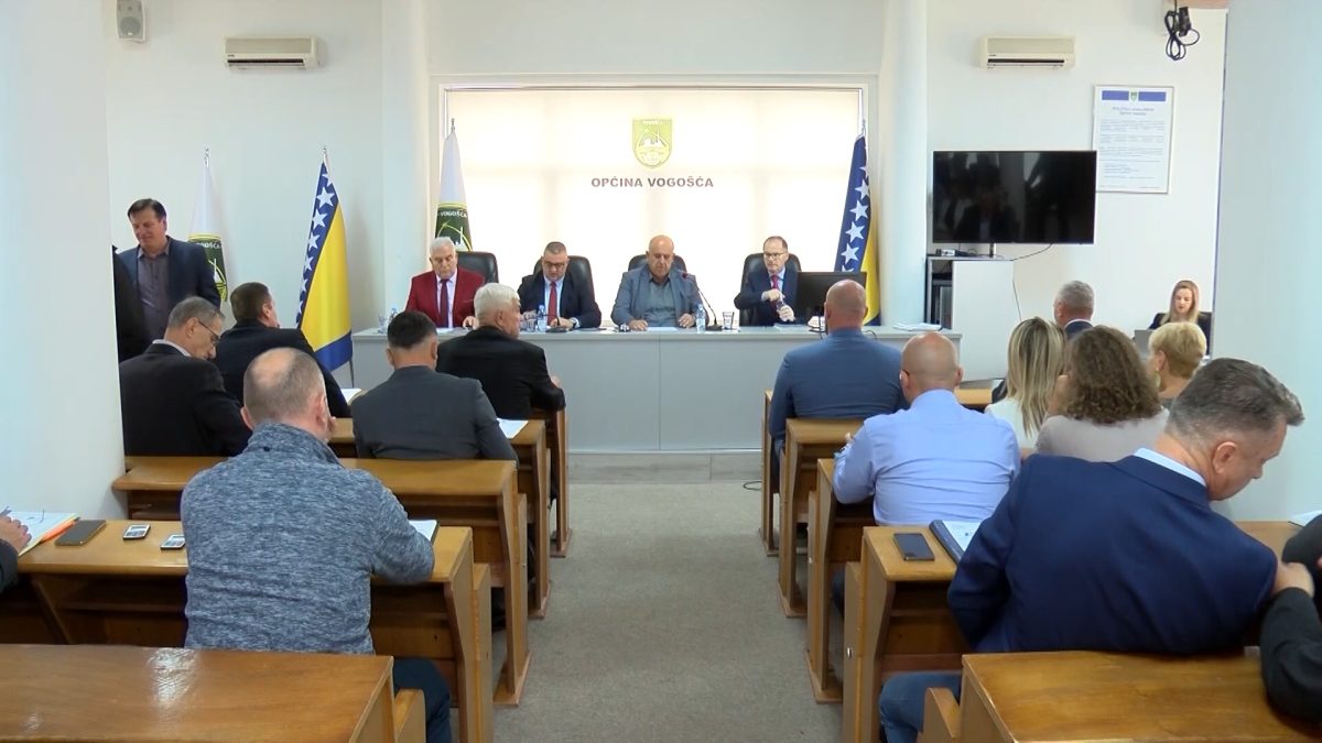 NA POSLJEDNJOJ ODRŽANOJ SJEDNICI OPĆINSKOG VIJEĆA VOGOŠĆA VIJEĆNICI K ZNANJU PRIMILI INFORMACIJU O USPJEHU UČENIKA