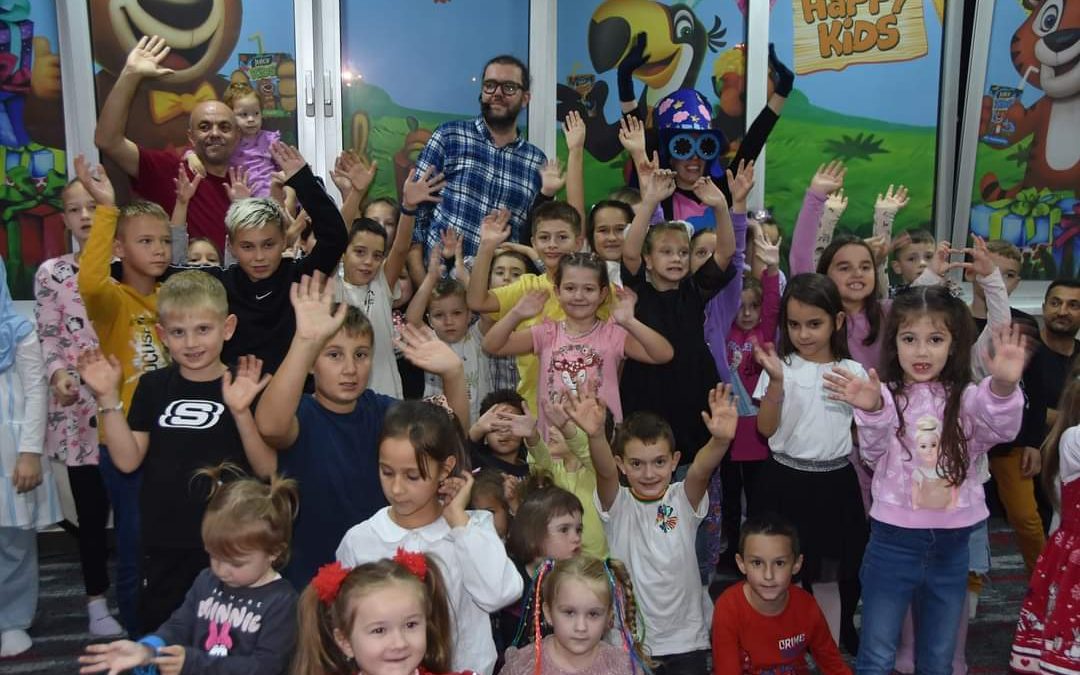 U POZNATOJ VOGOŠĆANSKOJ IGRAONICI ORGANIZOVANA ZABAVA ZA POMOĆ PORODICI IZ JABLANICE