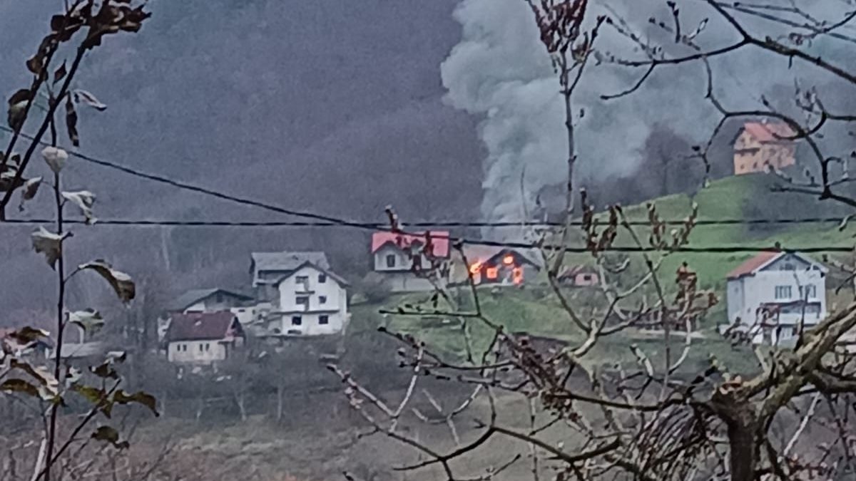 PRIPADNICI VD „VOGOŠĆA“ USPJEŠNO UGASILI POŽAR NA KUĆI U LJUBINI
