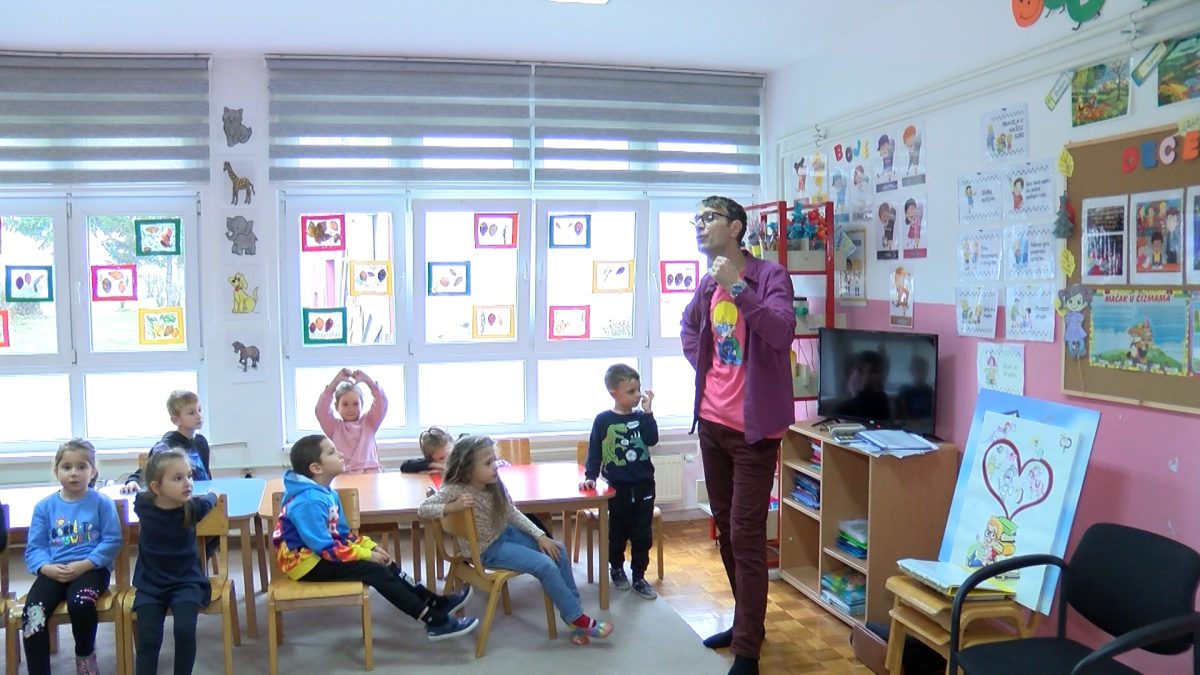 U VRTIĆU „TREŠNJICA“ UPRILIČENO KNJIŽEVNO DRUŽENJE SA POPULARNIM ČIKOPISCEM ELVIROM HALILOVIĆEM