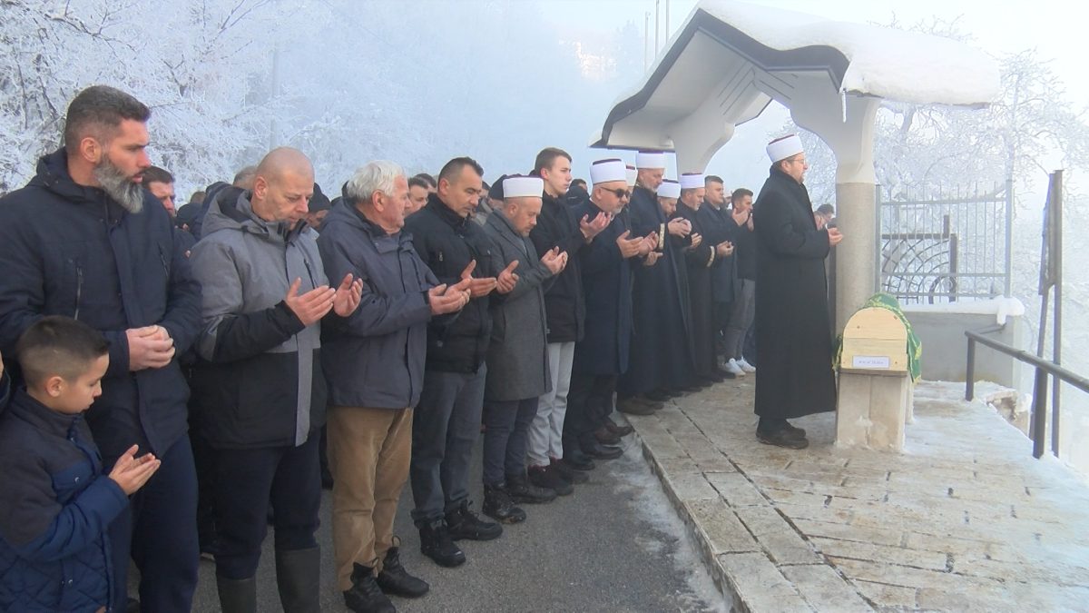 KLANJANA DŽENAZA I OBAVLJEN UKOP SEJDE HALAĆ, HEROINE KOJA JE ZA JEDAN DAN IZGUBILA TROJICU SINOVA