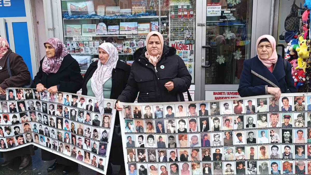 MIRNIM OKUPLJANJEM MAJKE SREBRENICE SVAKOG 11. U MJESECU GODINAMA PODSJEĆAJU NA  ŽRTVE GENOCIDA