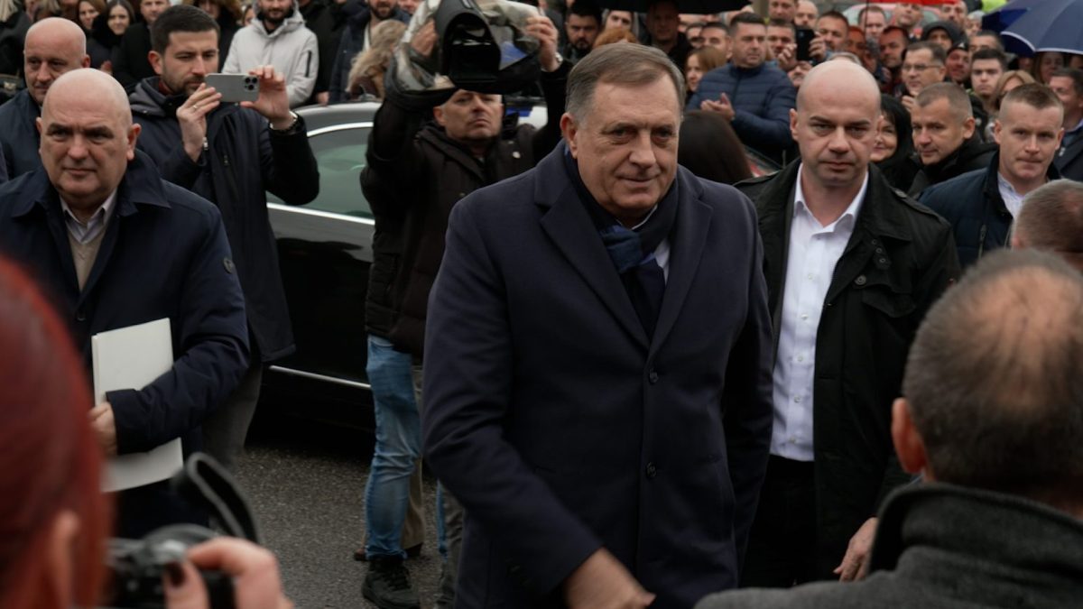 ANKETA: ŠTA GRAĐANI VOGOŠĆE OČEKUJU OD SUTRAŠNJE PRESUDE MILORADU DODIKU?