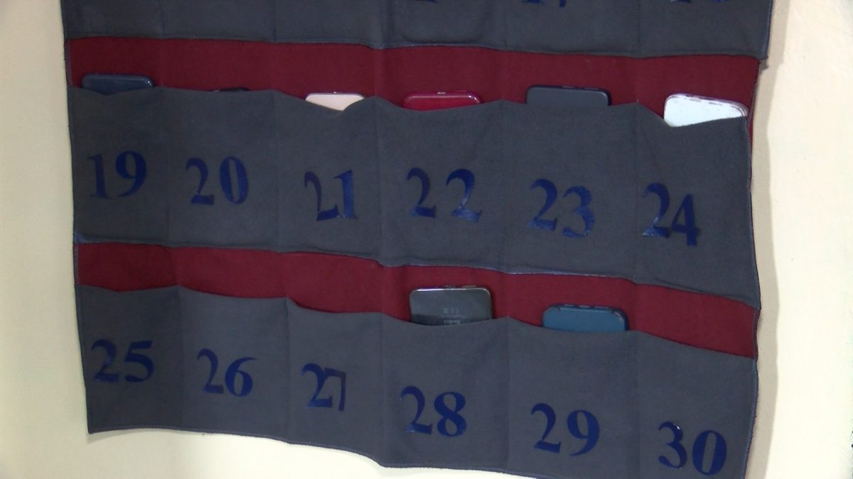 U OŠ “MIRSAD PRNJAVORAC” UČENICI U POSEBNE DŽEPIĆE PRIJE POČETKA NASTAVE OSTAVLJAJU MOBILNE TELEFONE