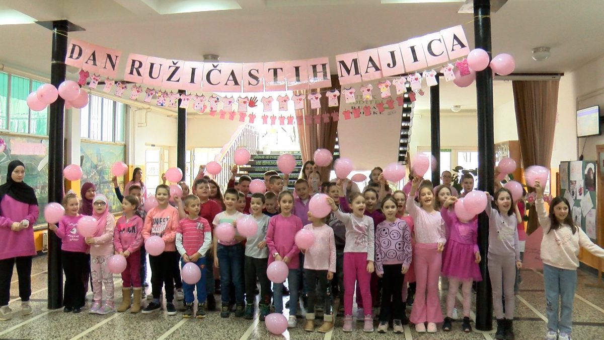 UČENICI OŠ “PORODICE ef. RAMIĆ” OBILJEŽILI DAN RUŽIČASTIH MAJICA