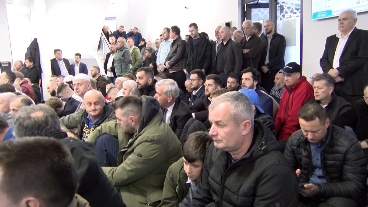 BAJRAM NAMAZ KLANJAN U PREPUNIM VOGOŠĆANSKIM DŽAMIJAMA