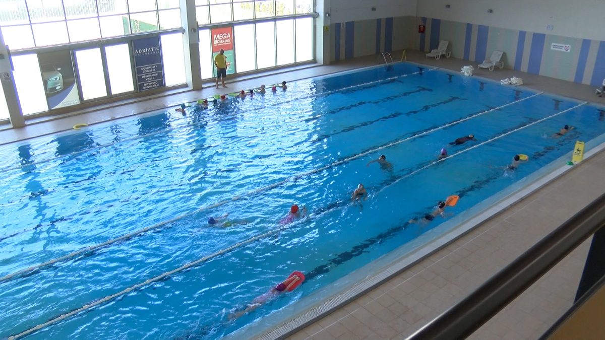 VOGOŠĆANSKI BAZEN DOMAĆIN UČENICIMA ČETVRTIH RAZREDA NA ŠKOLI PLIVANJA