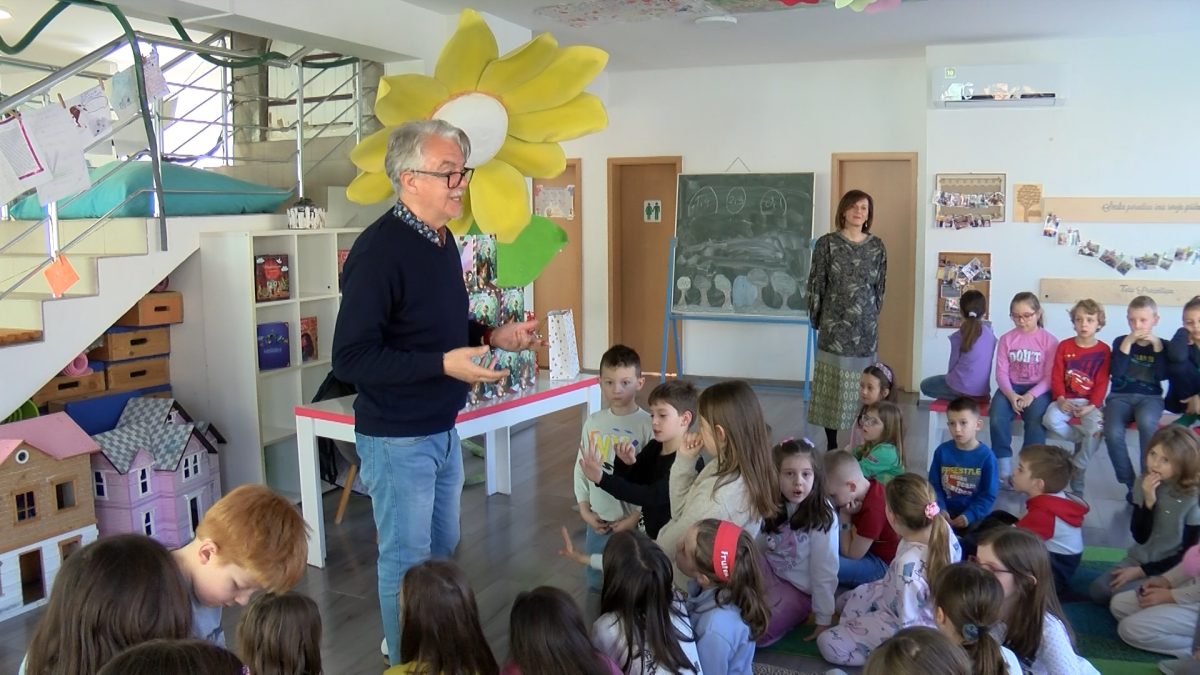 FAHRUDIN KUČUK  MALIŠANIMA U EDUKATIVNOM CENTRU „TETA PRIČALICA“  PREDSTAVIO NOVI  ROMAN ZA DJECU I MLADE „AVANTURE MAČKA BIMBE I DJEDA HAMBE“