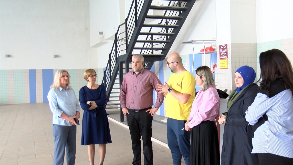 OPĆINSKI NAČELNIK MIGDAD HASANOVIĆ POSJETIO ŠKOLARCE NA VOGOŠĆANSKOM BAZENU