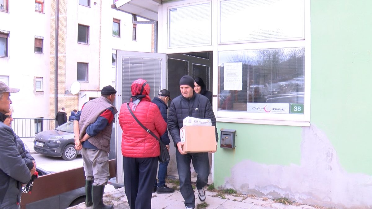 VOGOŠĆANSKI „MERHAMET“ SVOJIM KORISNICIMA PODIJELIO 70 RAMAZANSKIH PAKETA