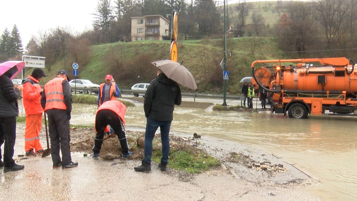 KIŠA KOJA OD SINOĆ PADA NAPRAVILA PROBLEME NA SAOBRAĆAJNICAMA
