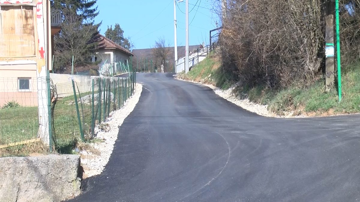 NASTAVLJENI RADOVI NA UGRADNJI ASFALTA U ULICI NEBOČAJ