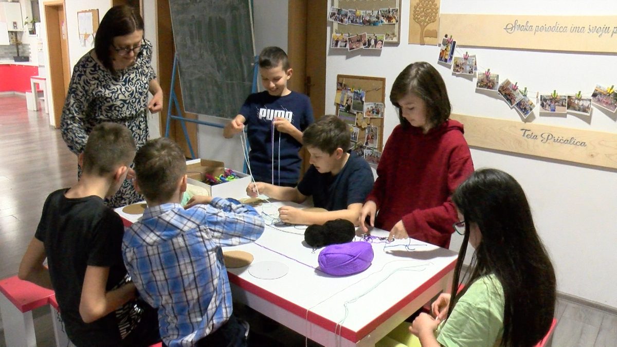 U EDUKATIVNO-KREATIVNOM CENTRU “TETA PRIČALICA” POČELE RADIONICE ZA TINEJDŽERE