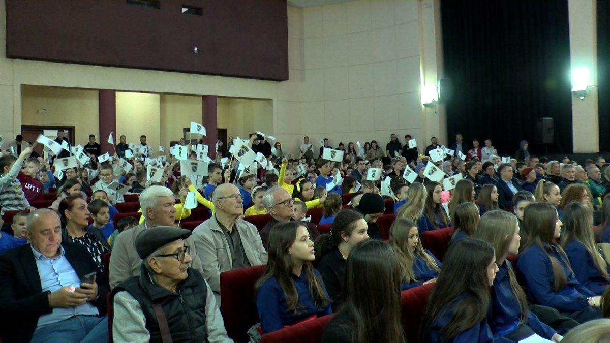 SVEČANOM AKADEMIJOM I POLAGANJEM CVIJEĆA NA SPOMEN OBILJEŽJIMA U VOGOŠĆI OBILJEŽEN DAN ARMIJE RBiH