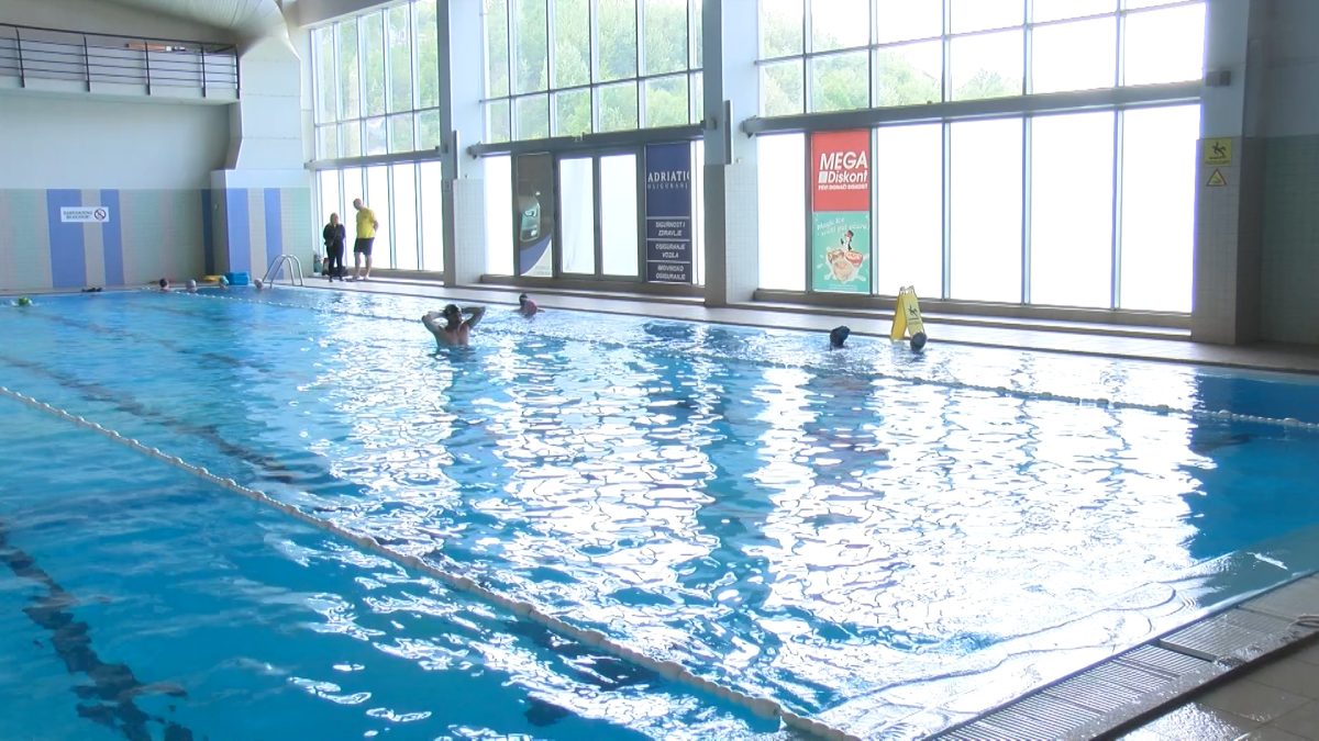 UČENICI SVAKODNEVNO NA VOGOŠĆANSKOM BAZENU: SPOJ REKREACIJE I UČENJA