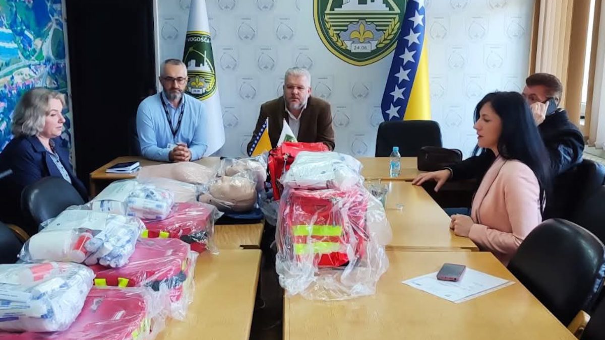 CIVILNA ZAŠTITA VOGOŠĆA POMAŽE U OPREMANJU SLUŽBE PRVE MEDICINSKE POMOĆI I CRVENOG KRIŽA