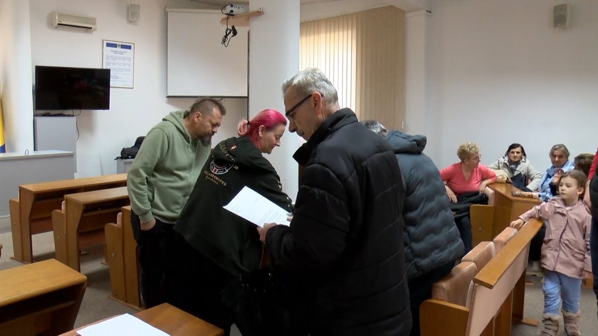 NEZADOVOLJNI GRAĐANI CENTRALNOG GRIJANJA U VOGOŠĆI DANAS POTPISIVALI PRIJAVE OMBUDSMENIMA BIH