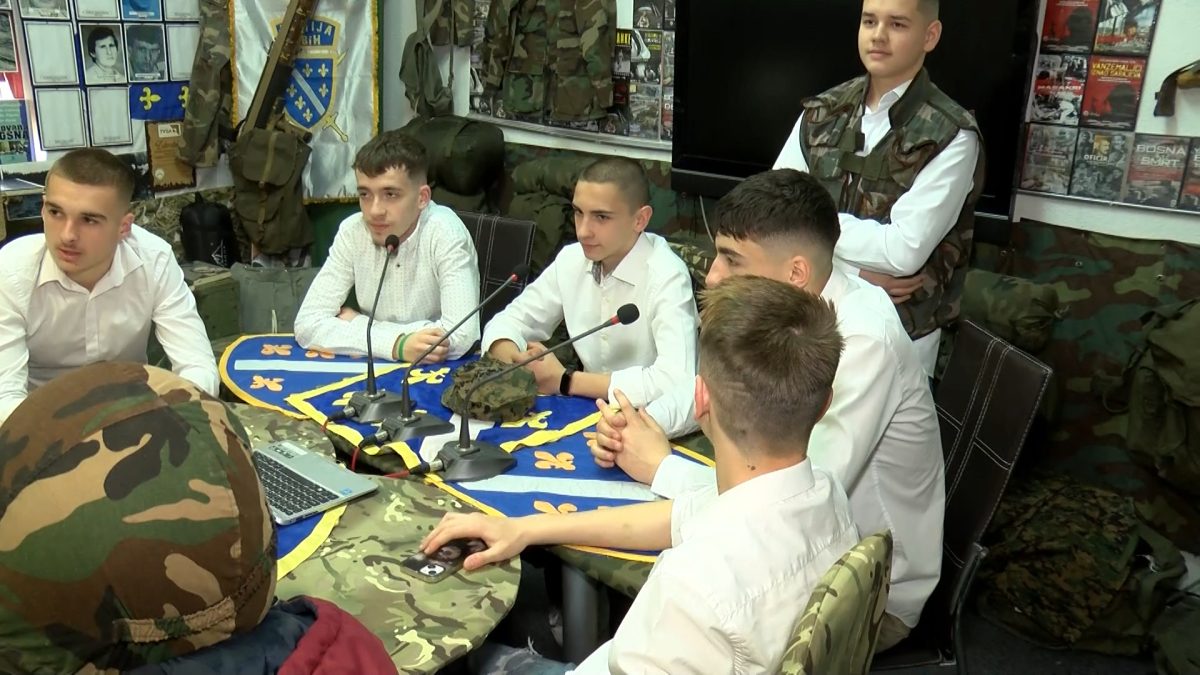 UČENICI OŠ „MIRSAD PRNJAVORAC“ OBIŠLI SPOMEN SOBU ŠEHIDIMA I POGINULIM BORCIMA OPĆINE VOGOŠĆA