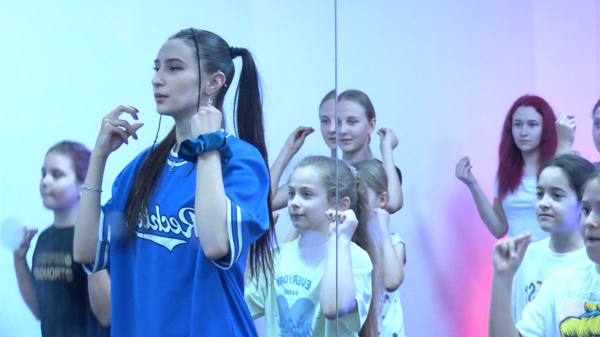 VELIKI BROJ VOGOŠĆANSKE DJECE I MLADIH UZ HIP HOP I ELMU NAZIFOVIĆ UŽIVALI U PLESNOJ ČAROLIJI