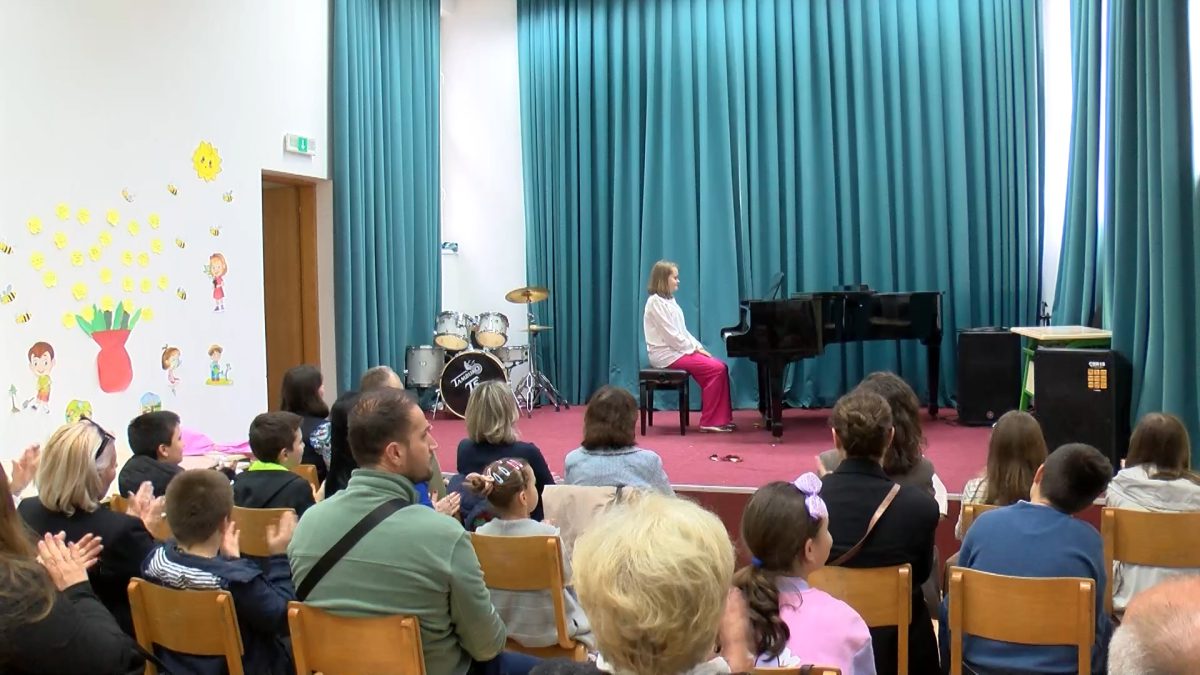 U PODRUČNOM ODJELJENJU OMŠ „MLADEN POZAJIĆ“ U VOGOŠĆI ODRŽAN KONCERT U KLASI KLAVIRA