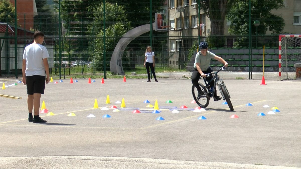 NA IGRALIŠTU OŠ “MIRSAD PRNJAVORAC” ODRŽANO TAKMIČENJE U ROLANJU I VOŽNJI BICIKLA