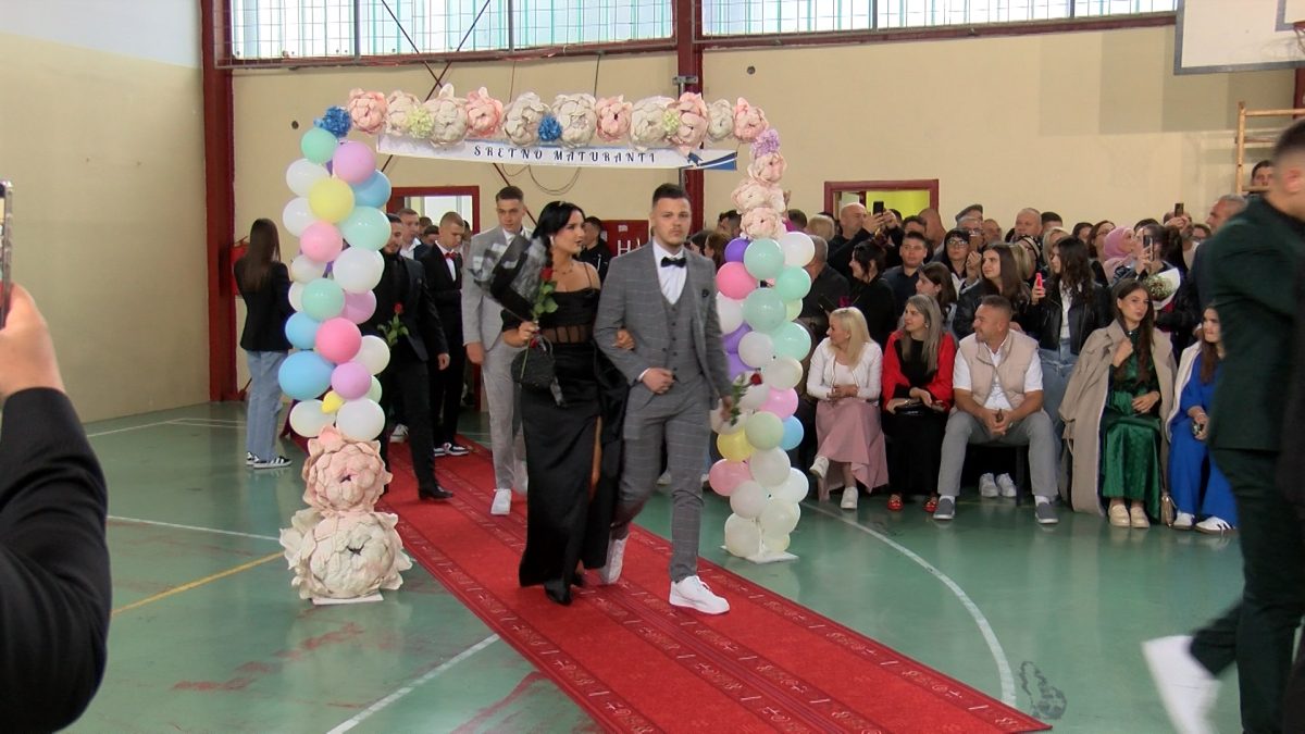 MATURANTI SŠC VOGOŠĆA PROSLAVILI MATURSKO VEČE